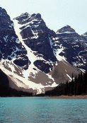 Montagnes majestueuses et lac cristallin